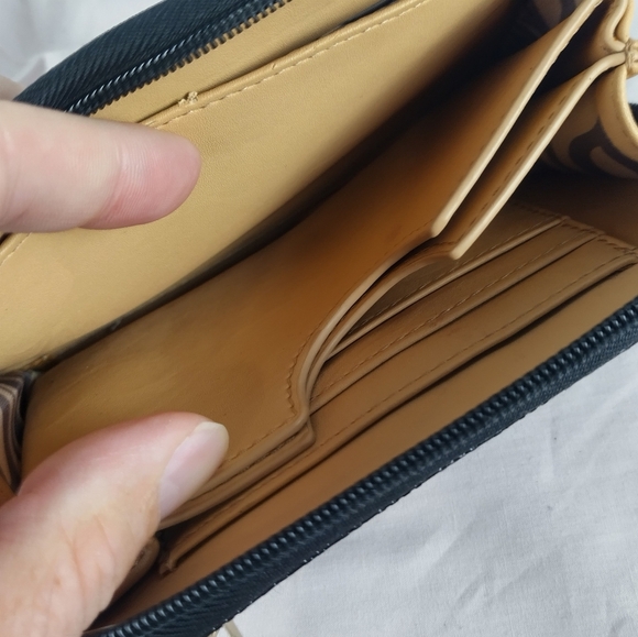 Vtg GUESS Women's Black Wallet Logo embossed Zip Organizer Wristlet Fashion - Picture 14 of 14